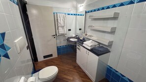 Bathroom - Vrbo Property (Genova)