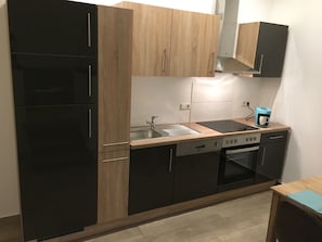 Kühlschrank, Mikrowelle, Ofen, Geschirrspüler