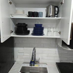 Refrigerador, microondas, parrilla de estufa y cafetera y tetera 