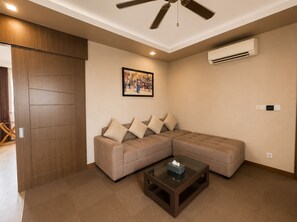 Apartament Comfort, balcó | Sala d'estar | Televisor LED de 32 polzades amb canals per cable 