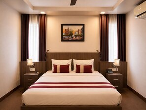 Habitación doble Deluxe, balcón | Sábanas de algodón egipcio, ropa de cama de alta calidad y minibar 