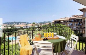 Outdoor dining - Vrbo Property (Saint-Tropez)