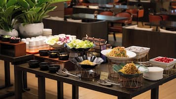 Business Double Room, City View | Dining