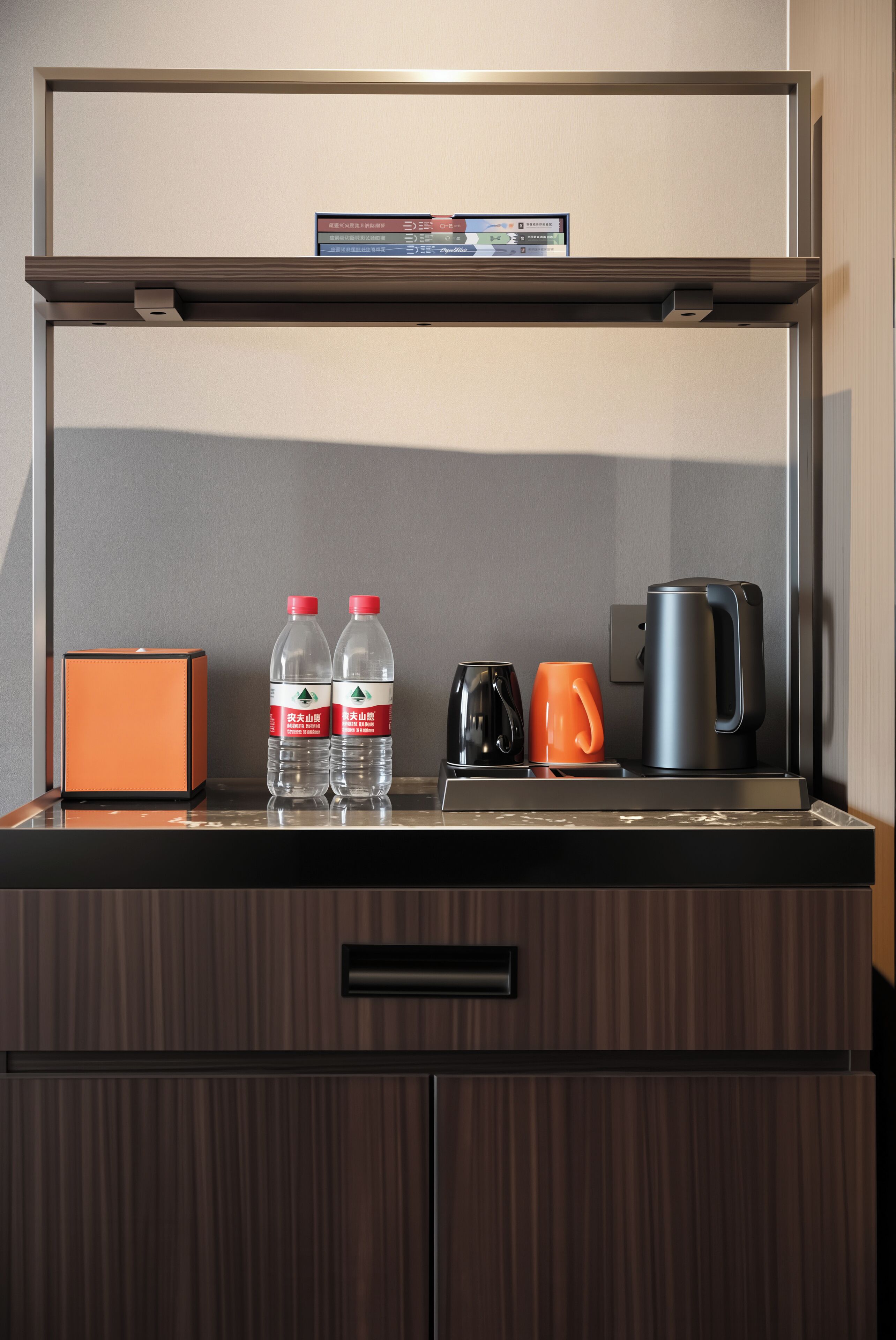 Mini-bar de hotel com água engarrafada, máquina de café e uma caixa.