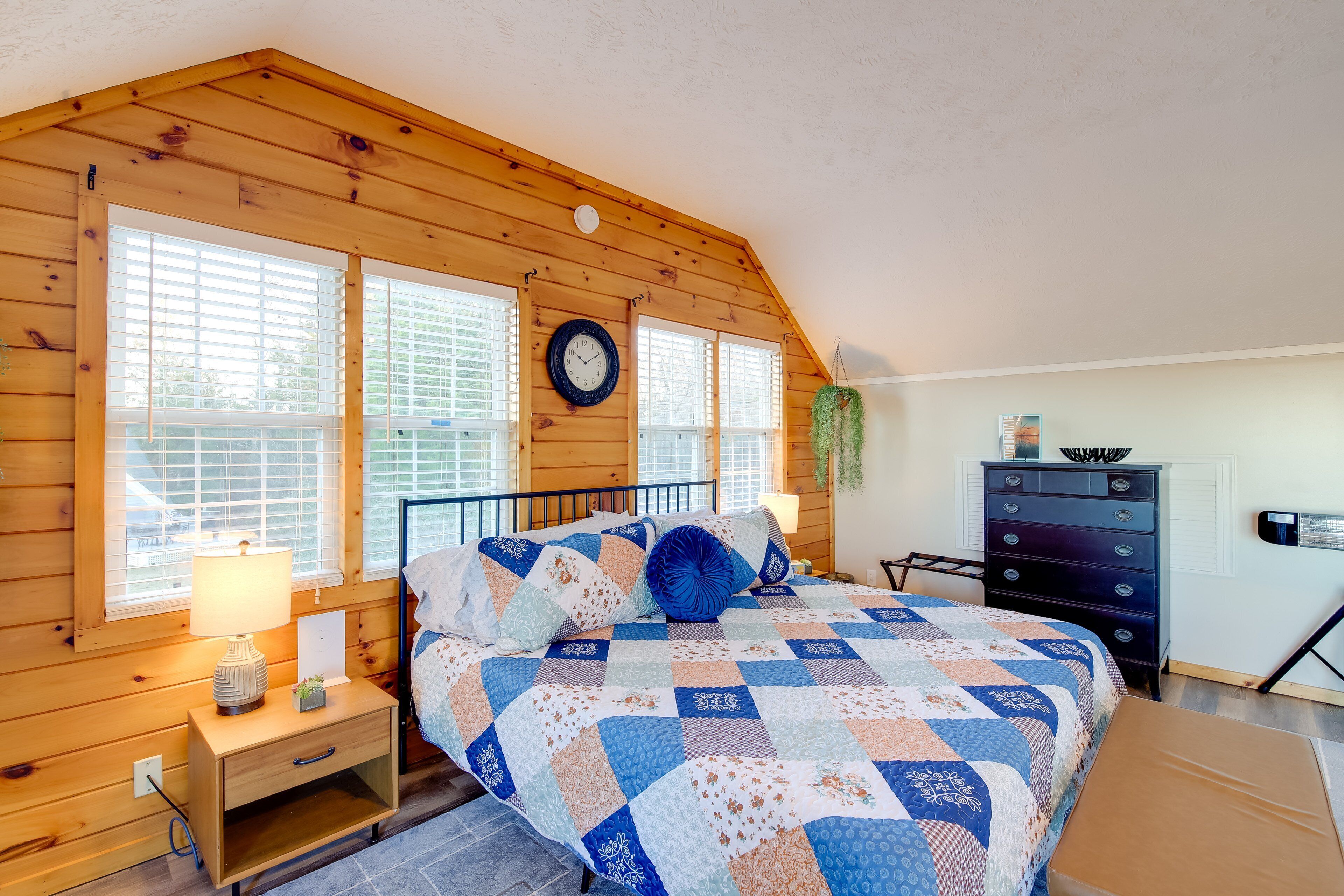 1 habitación, tabla de planchar con plancha y cuna de viaje 