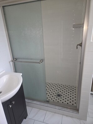 Shower, towels, soap, toilet paper - Soccer Games at Metlife Stadium only 2.2 miles away. Only 4 minutes away (Carlstadt)