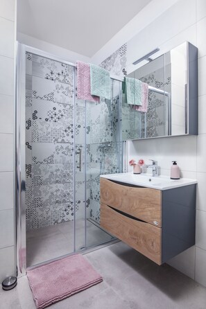 Haartrockner, Handtücher, Seife, Toilettenpapier