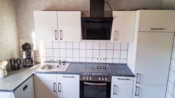 Kühlschrank, Ofen, Geschirrspüler, Kochgeschirr/Geschirr/Besteck