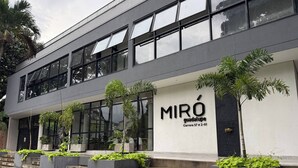 En modern byggnad med stora fönster och en skylt med texten ”MIRO Guadalajara”.