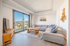 TV - Cozy  Villa with Private Pool and Luxuriest Views (Bodrum)