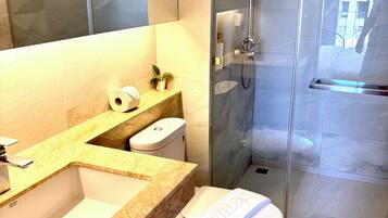 Dusche, Haartrockner, Handtücher