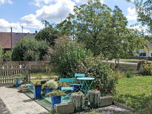 A garden with a wooden fence, potted plants, and outdoor furniture. - Mayrhansahof in Altenmünster by Interhome (Altenmünster)