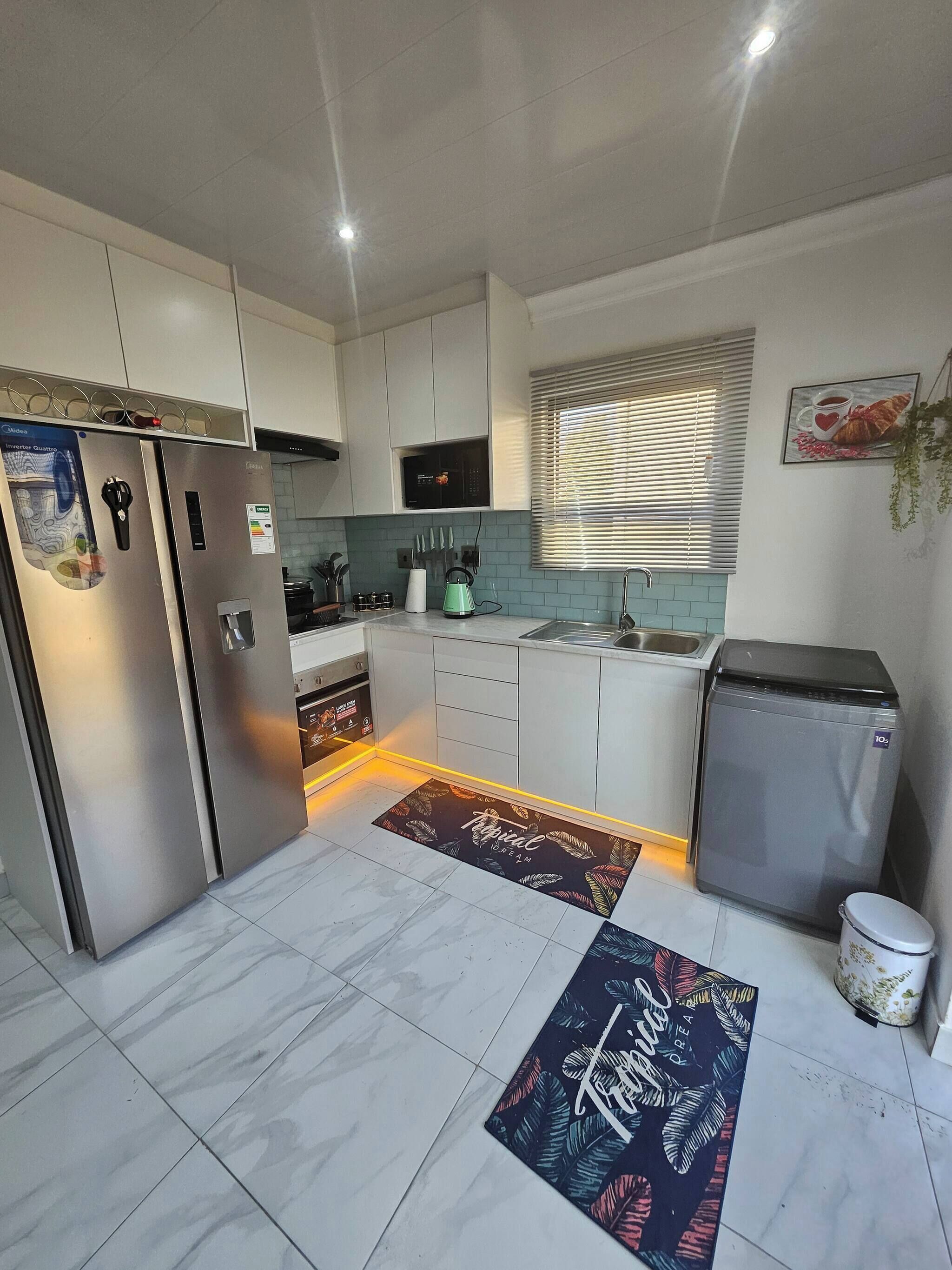 Refrigerador, microondas, horno, placa de cocina
