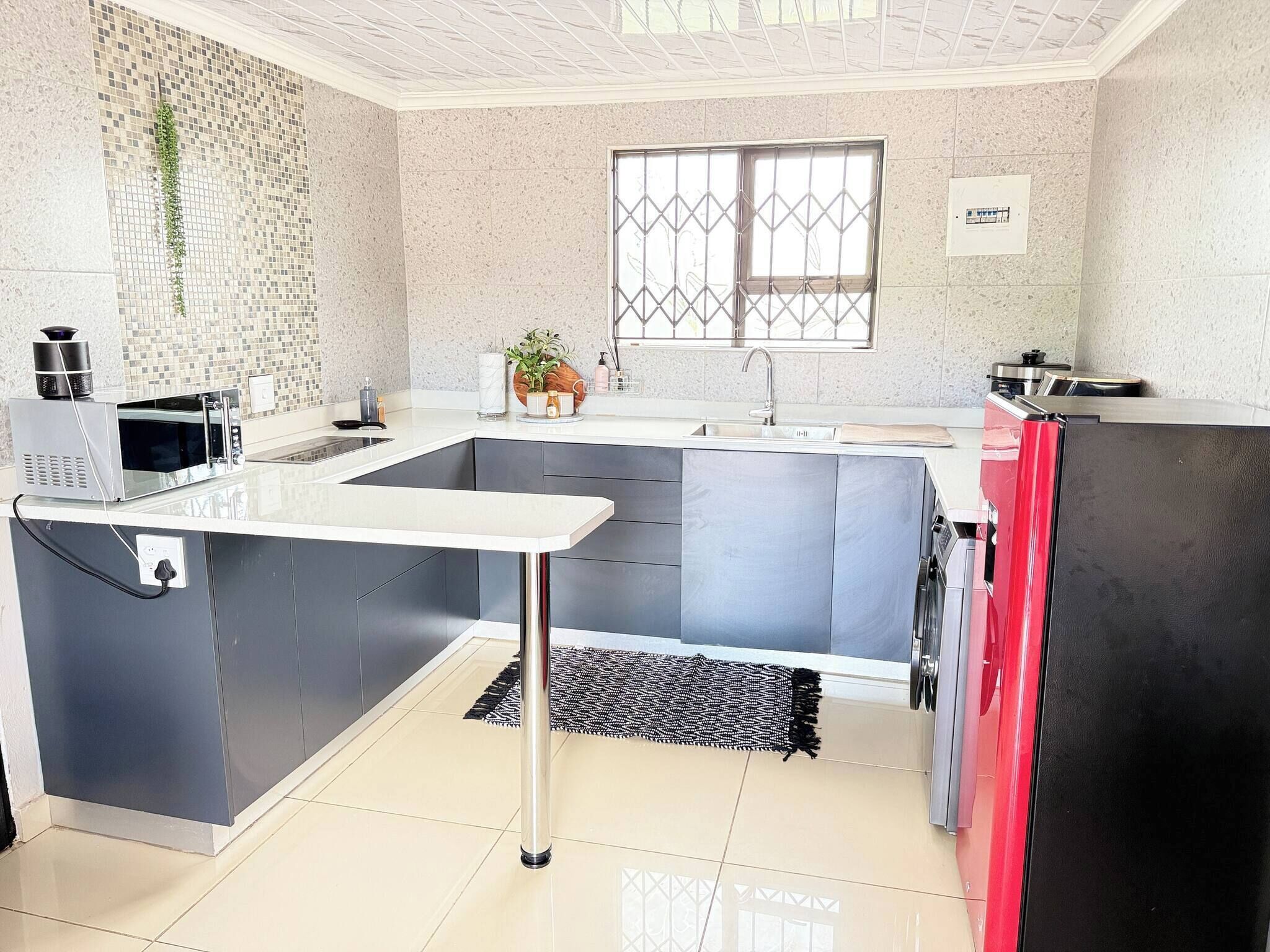 Refrigerador, microondas, parrilla de estufa y cafetera y tetera 
