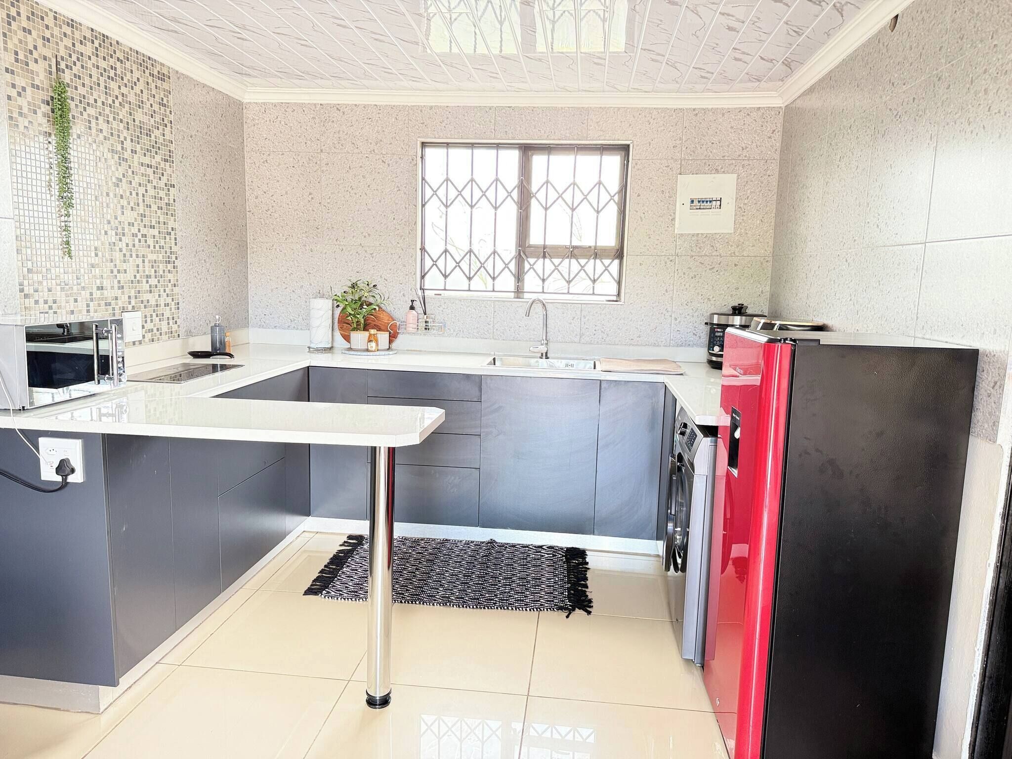 Refrigerador, microondas, parrilla de estufa y cafetera y tetera 