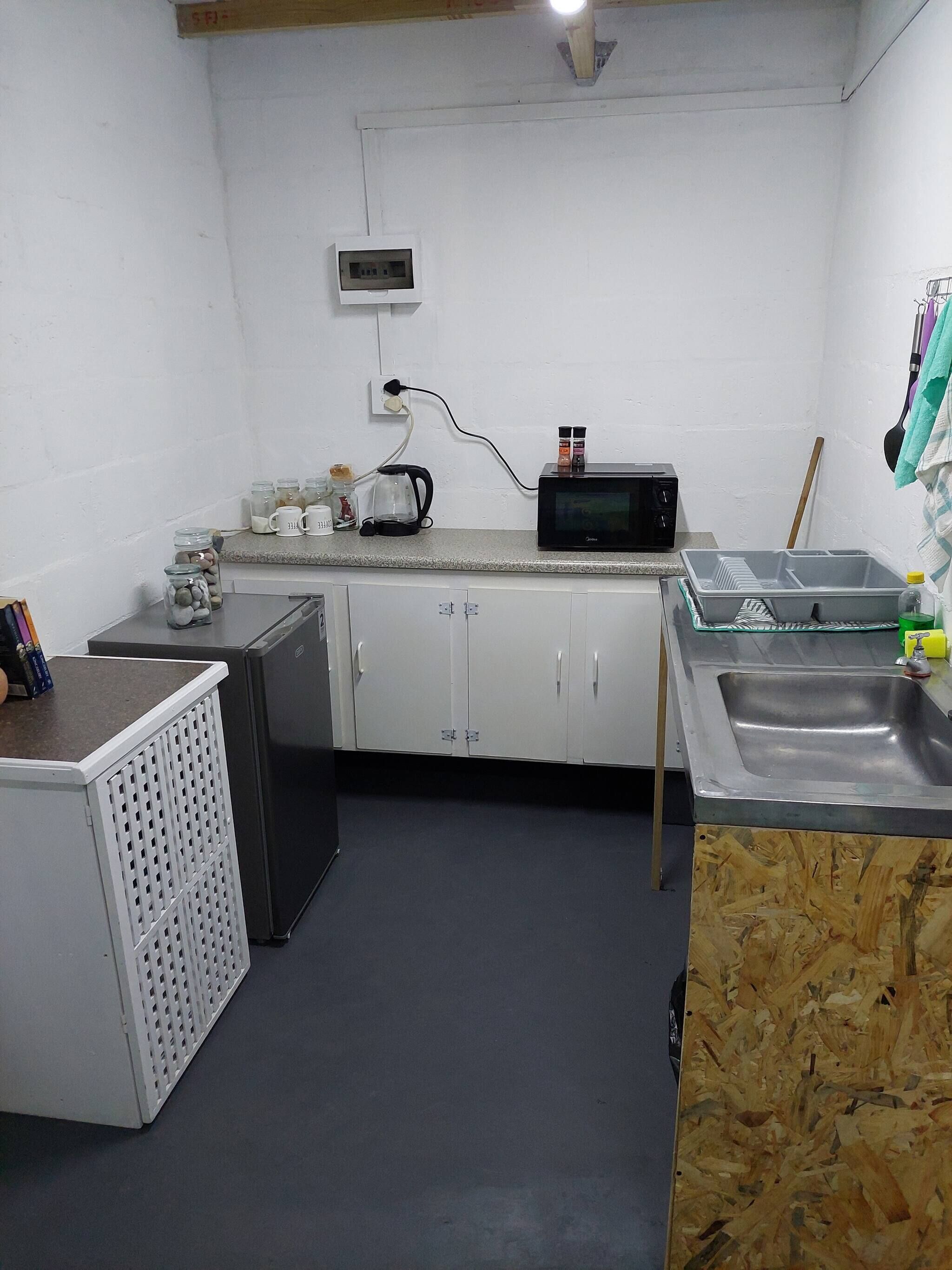 Refrigerador, microondas, tostadora y utensilios de cocina 