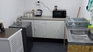 Refrigerador, microondas, tostadora y utensilios de cocina