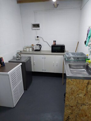 Kühlschrank, Mikrowelle, Toaster, Kochgeschirr/Geschirr/Besteck