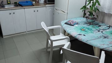 Refrigerador, microondas y utensilios de cocina
