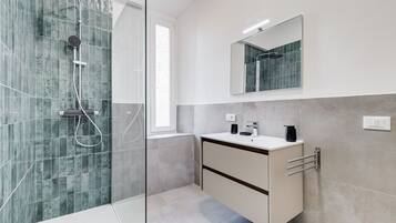 Dusche, Bidet, Handtücher, Shampoo