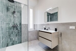 Shower, bidet, towels, shampoo - BMGA | Aurelian 3Bdr 6-Guest Gem (Rome)