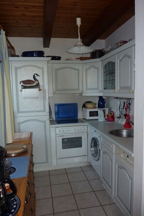 Kühlschrank, Mikrowelle, Ofen, Geschirrspüler