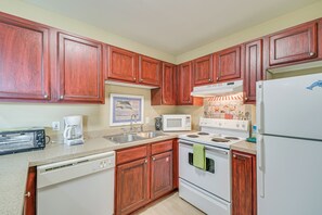 Fridge, microwave, stovetop, dishwasher - Gulf Shores Gem: Walk to Beach, 8 Mi to The Wharf! (Gulf Shores)