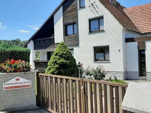 Exterior - Große Ferienwohnung in Niedergurig mit Großem Ga by Interhome (Bautzen)