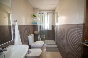 Shower, towels - Apartamento Recreo 10 by At Home Costa del Sol (Torrox)