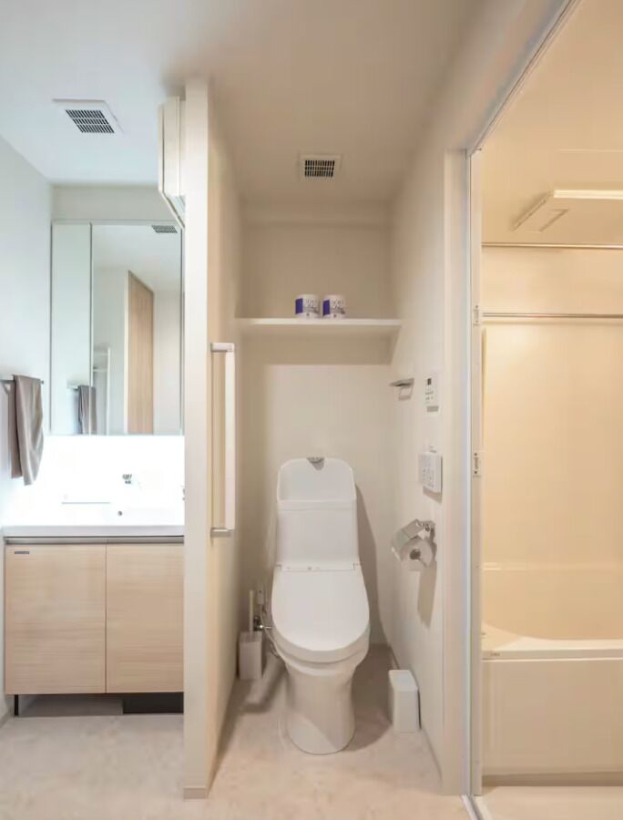 Deluxe Double Room | Bathroom | Slippers
