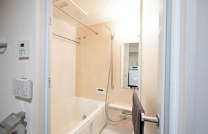 Kamar Double Deluks | Kamar mandi | Sandal