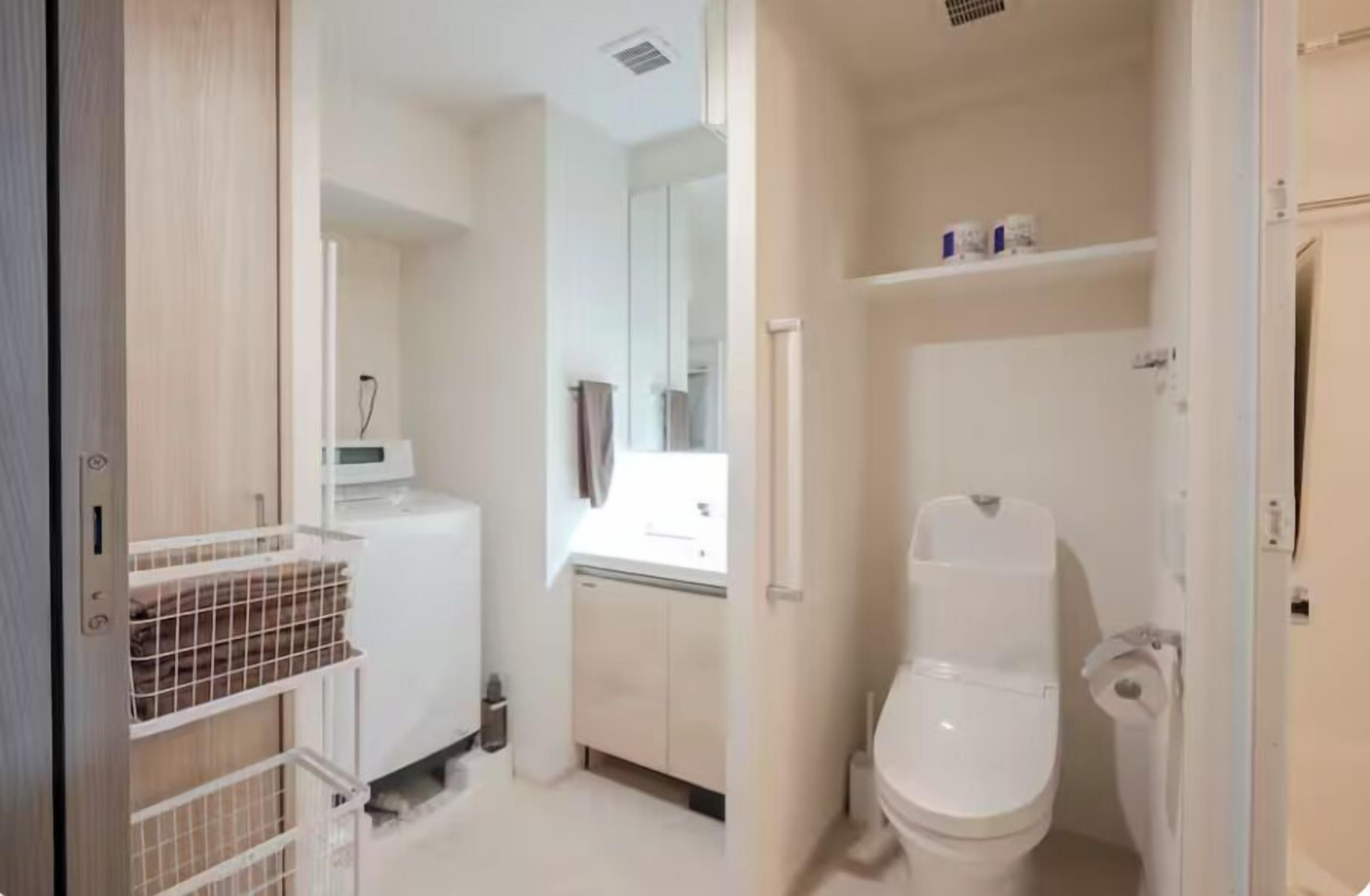 Deluxe Double Room | Bathroom | Slippers