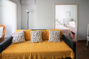 Tabla de planchar con plancha, wifi gratis y ropa de cama 