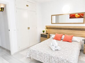Tabla de planchar con plancha, wifi gratis y ropa de cama 