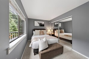 3 habitaciones, escritorio y tabla de planchar con plancha 