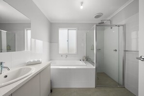 Apartment | Bathroom - 4BR Coastal Family Retreat Near North Beach BBQ (North Beach)