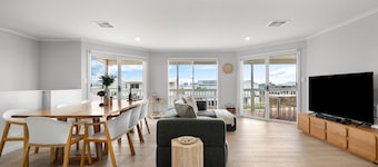 4BR Coastal Family Retreat Near North Beach BBQ