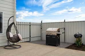 Apartment | Terrace/patio - 4BR Coastal Family Retreat Near North Beach BBQ (North Beach)