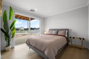 Apartment | 4 bedrooms, bed sheets - 4BR Coastal Family Retreat Near North Beach BBQ (North Beach)