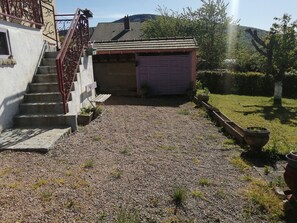 Property grounds - Cosy, fully-equipped house for a small family of 4. (Broye)