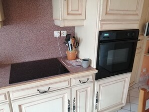 Private kitchen - Cosy, fully-equipped house for a small family of 4. (Broye)
