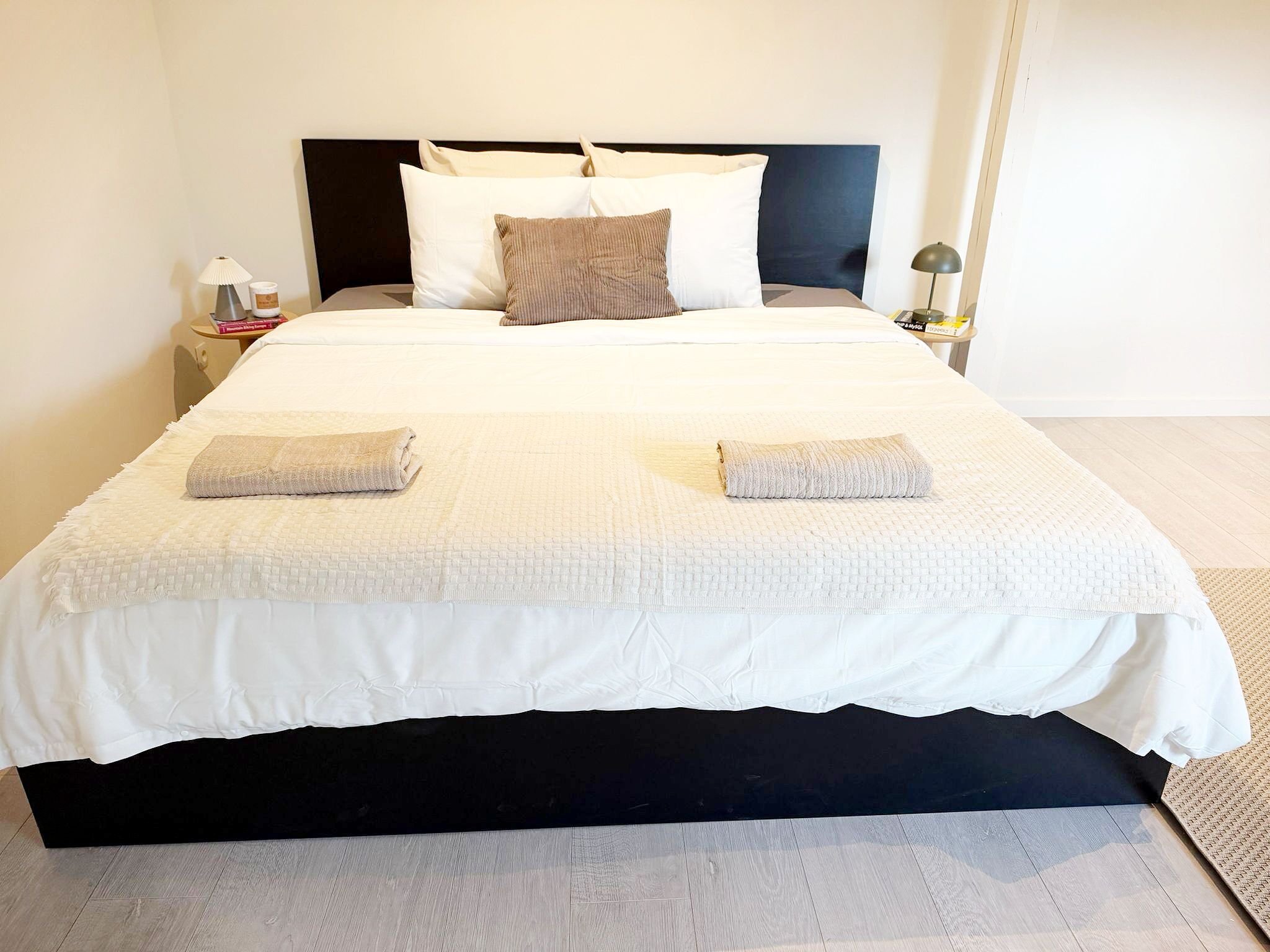 5 slaapkamers, een strijkplank/strijkijzer, reisbedje, gratis wifi