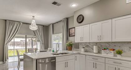 Screened Lanai & Yard! Family Getaway in Apopka