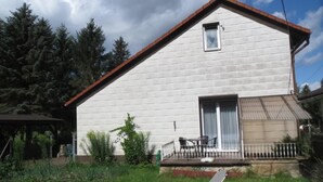 A single-story house with a balcony, a covered patio, and a lawn with a lounge chair. - in ruhiger Lage in der Nähe zahlreicher Wanderro by Interhome (Wutha)