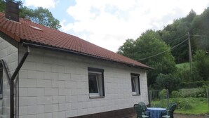 A single-story house with a tiled roof, a small porch with a table and chairs, and a gravel driveway. - in ruhiger Lage in der Nähe zahlreicher Wanderro by Interhome (Wutha)
