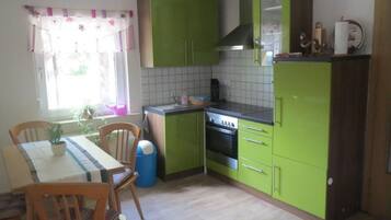 Kühlschrank, Mikrowelle, Ofen, Geschirrspüler