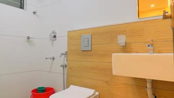 Deluxe Apartment | Bilik Mandi | Pancuran mandi, tuala disediakan, sabun