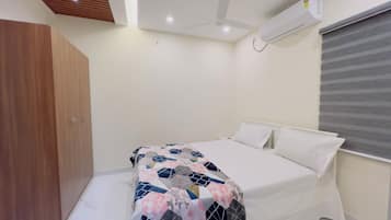 Deluxe Apartment | Meja, ruang kerja komputer riba