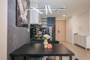 Habitación estándar, vista a la ciudad | Restaurantes