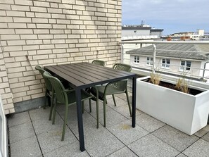 Outdoor dining - Penthouse F23 - Penthouse for 7 people with a unique view over Sylt, (Sylt)